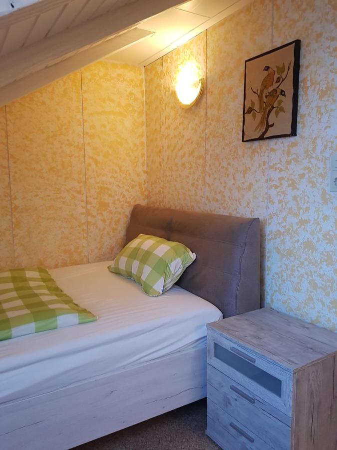 Sonnige Ruhige Dachzimmer Inkl Wifi Plus Kaffee Mit Wg Dusche Und Neuer Kueche Lorrach Exterior photo